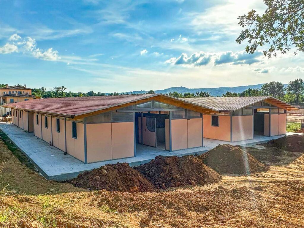 Scuderia prefabbricata con 24 box cavalli ad Arezzo